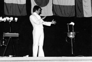 Montecarlo 1974, Milton presenta per la prima volta la levitazione della colomba su due spadini di Toledo